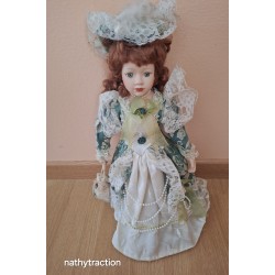 Poupée Porcelaine 1900 vert avec perles